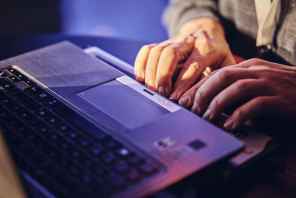 Mann schreibt mit einer Braillezeile